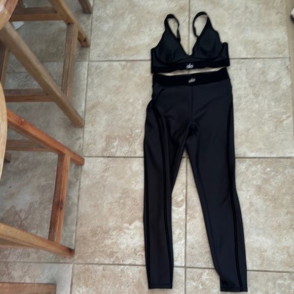 Alo Black Sports Bra and Leggings Set - Picture 2 of 5